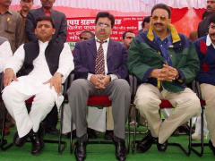 उत्तर प्रदेश के युवा मुख्यमंत्री अखिलेश यादव राज्य के बाहुवली नेता मुख्तार अंसारी और अभय सिंह के साथ