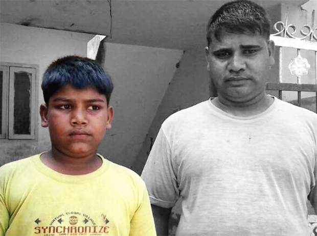 प्रिंस अपने पिता के साथ. फोटोः जितेंद्र सिंह चुघ