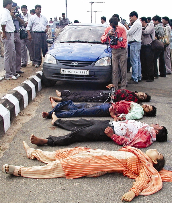 गुजरात में 15 जून, 2004 को इशरत जहां का एनकाउंटर किया गया. बाद में जांच में इसे फर्जी पाया गया.