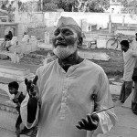 बिस्मिल्लाह खान: शहनाई के उस्ताद बिस्मिल्लाह खान रोज सुबह एक आम मुसलमान की तरह बनारस में अपने घर के पास बनी शिया मस्जिद जाते थे. उसी दौरान खींची गई इस तस्वीर में उनके भावों की तीव्रता साफ दिखती है.