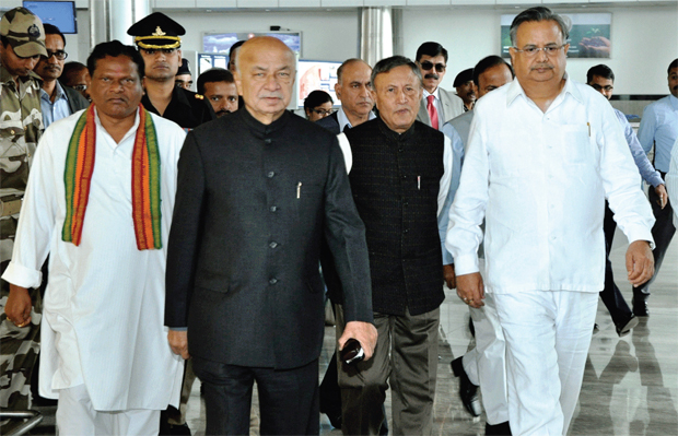  मुख्यमंत्री रमन सिंह और केंद्रीय गृहमंत्री सुशील कुमार शिंदे सुरक्षा अधिकारियों के साथ; फोटोः संतोष पांडे