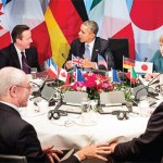 जी-7 के बाकी नेताओं के साथ चर्चा करते हुए ओबामा