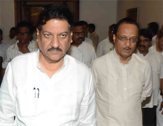 महाराष्ट्र के मुख्यमंत्री पृथ्वीराज चव्हाण और एनसीपी नेता व उपमुख्यमंत्री अजित पवार (दायें)