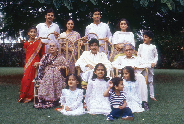  अमिताभ अपने मां-बाबूजी और परिवार के सदस्यों के साथ