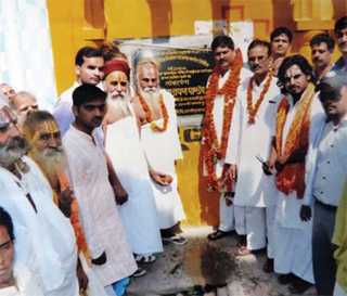 धर्म का आसरा सपा नेता पवन पांडे एक धार्मिक कार्यक्रम में शिलान्यास करते हुए 