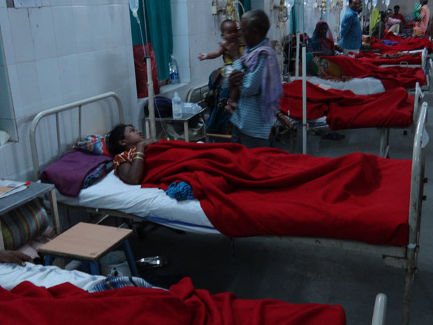 नसबंदी के बाद तबीयत खराब होने वाली महिलाओं का बिलासपुर के अस्पताल में इलाज चल रहा है. फोटो: विनय शर्मा
