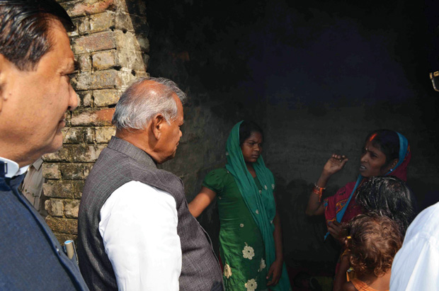 मुख्यमंत्री जीतन राम मांझी पूर्वी चंपारण के रघुनाथपुर बड़गंगा के एक महादलित टोले मेंं. फोटो: सुजीत