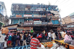 दिल्ली के सदर बाजार स्थित बेलीराम मार्केट में लगभग 200 दुकानें हैं. इन सभी को लेकर शत्रु संपति का विवाद है