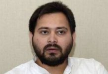 चुनाव आयोग ने तेजस्वी यादव को दो वोटर कार्ड रखने के मामले में नोटिस जारी किया