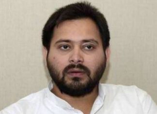 चुनाव आयोग ने तेजस्वी यादव को दो वोटर कार्ड रखने के मामले में नोटिस जारी किया