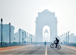 फिर दम घोटने लगीं ज़हरीली हवाएँ