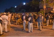 पुलिस का पहरा भी, भय में लोग और डर ऐसा कि राशन जमा करने में लगे