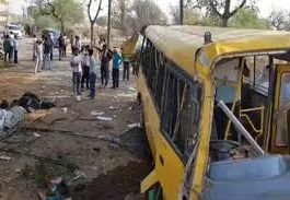 स्कूल बस पलटने से 6 बच्चों की मौत, 15 घायल
