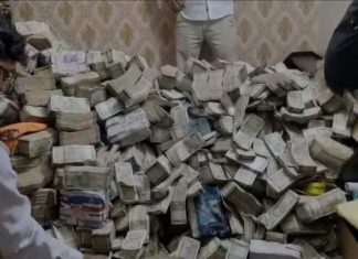 झारखण्ड में मंत्री के पीएस के नौकर के घर से मिला नोटों का अंबार