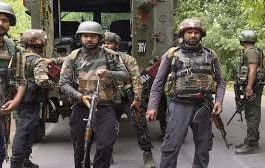 दक्षिण कश्मीर के कुलगाम में सुरक्षाबलों और आतंकियों के बीच मुठभेड़ जारी