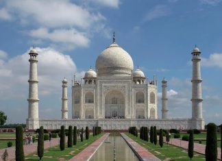 आगरा की धरोहर पर संकट: सरकारी लापरवाही से अतिक्रमण का बढ़ता खतरा