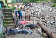 उत्तराखंड के चमोली में बादल फटने से भारी तबाही, कई गाड़ियां और घर मलबे में दबे