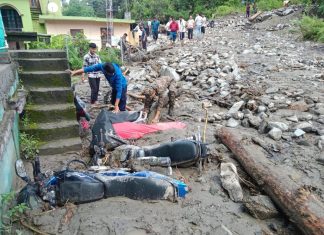 उत्तराखंड के चमोली में बादल फटने से भारी तबाही, कई गाड़ियां और घर मलबे में दबे