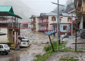 उत्तराखंड में बादल फटने से तबाही, चमोली के तीन गांवों में 10 लोग लापता