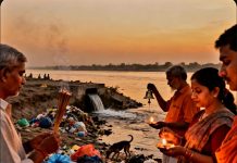 नदियाँ मदद के लिए पुकार रही हैं — क्या हम सुनेंगे, इससे पहले कि बहुत देर हो जाए? Dusk is falling on the banks of the Yamuna