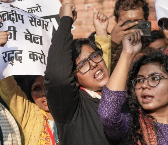 ब्रेकिंग न्यूज़: सुप्रीम कोर्ट ने उन्नाव रेप मामले में सेंगर को दिल्ली हाई कोर्ट द्वारा दी गई जमानत पर रोक लगाई