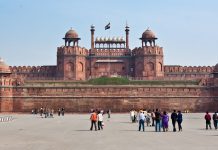 लाल किला और बड़े मंदिरों पर आतंकी खतरा, हाई अलर्ट जारी Delhi on high alert