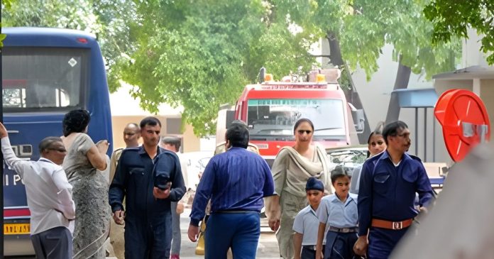 दिल्ली के स्कूलों को फिर बम की धमकी