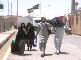 ईरान में जंग का असर पाकिस्तान पर, सूटकेस लेकर सीमा पार भागे लोग पाकिस्तानियों पर टूटा कहर