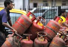 गैस संकट के बीच सरकार का बड़ा फैसला, कमर्शियल सिलेंडर की सप्लाई में मिलेगा 20% कोटा कमर्शियल गैस सिलेंडर की सप्लाई में 20 प्रतिशत का कोटा