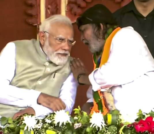 ‘मां-माटी-मानुष’ के जवाब में पीएम मोदी का नया दांव, बंगाल में दिया ‘रोटी-बेटी-माटी’ का नारा प्रधानमंत्री Narendra Modi ने ‘रोटी-बेटी-माटी’ का नारा दिया