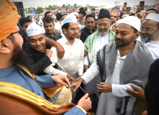 ईद पर गांधी मैदान में निशांत की एंट्री, बिहार की सियासत में नए संकेत पटना के गांधी मैदान में ईद की नमाज के दौरान Nishant Kumar की मौजूदगी से बिहार की राजनीति में हलचल