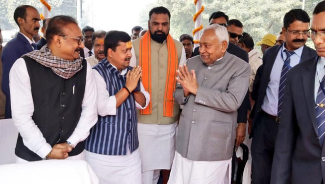 नीतीश कुमार और नितिन नवीन ने दिया इस्तीफा - फोटो क्रेडिट : अमर उजाला नीतीश कुमार और नितिन नवीन ने दिया इस्तीफा - फोटो क्रेडिट : अमर उजाला