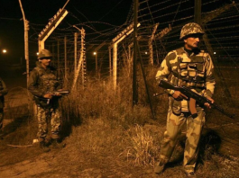 आधी रात गश्त के दौरान BSF जवानों पर हुआ हमला, 2 की हालत गंभीर सेना बड़े पैमाने पर इलाके में सर्च ऑपरेशन चला रही है. (File Photo)