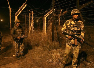 आधी रात गश्त के दौरान BSF जवानों पर हुआ हमला, 2 की हालत गंभीर सेना बड़े पैमाने पर इलाके में सर्च ऑपरेशन चला रही है. (File Photo)