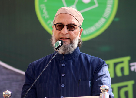 हज किराया बढ़ा तो भड़के Owaisi, बोले- फैसला तुरंत वापस लो… हज किराया बढ़ाने पर भड़के AIMIM प्रमुख Asaduddin Owaisi. | Image Source: Deshbandhu