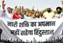 Delhi Vishesh Satra में हंगामा: CM रेखा गुप्ता का शक्ति प्रदर्शन, विपक्ष ने पूछा ₹2500 का हिसाब नारी शक्ति अधिनियम पर घमासान; दिल्ली विधानसभा के बाहर सीएम रेखा गुप्ता और विधायकों ने किया विरोध प्रदर्शन।