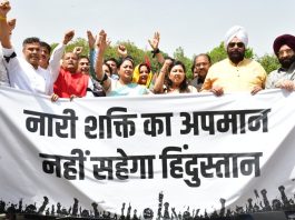 Delhi Vishesh Satra में हंगामा: CM रेखा गुप्ता का शक्ति प्रदर्शन, विपक्ष ने पूछा ₹2500 का हिसाब नारी शक्ति अधिनियम पर घमासान; दिल्ली विधानसभा के बाहर सीएम रेखा गुप्ता और विधायकों ने किया विरोध प्रदर्शन।