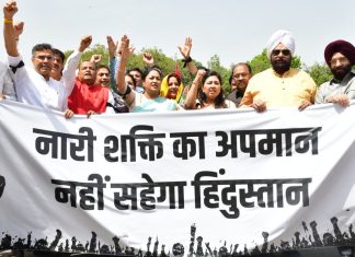 Delhi Vishesh Satra में हंगामा: CM रेखा गुप्ता का शक्ति प्रदर्शन, विपक्ष ने पूछा ₹2500 का हिसाब नारी शक्ति अधिनियम पर घमासान; दिल्ली विधानसभा के बाहर सीएम रेखा गुप्ता और विधायकों ने किया विरोध प्रदर्शन।