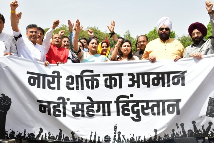 नारी शक्ति अधिनियम पर घमासान; दिल्ली विधानसभा के बाहर सीएम रेखा गुप्ता और विधायकों ने किया विरोध प्रदर्शन।