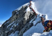 Mount Everest पर मौत की साजिश, बीमार बनाकर रेस्क्यू के नाम पर करोड़ों की ठगी Mount Everest, the world's highest peak. | Photo: AFP/Project Possible