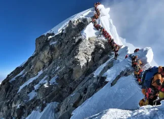 Mount Everest पर मौत की साजिश, बीमार बनाकर रेस्क्यू के नाम पर करोड़ों की ठगी Mount Everest, the world's highest peak. | Photo: AFP/Project Possible