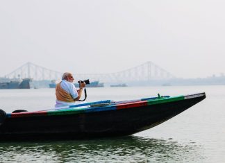 Hooghly के तट पर Modi: विरासत, विकास और नाविकों से संवाद "गंगा बंगाल की आत्मा में है": कोलकाता में प्रधानमंत्री का आध्यात्मिक नौका विहार...Photo Source : Narendra Modi Facebook Page