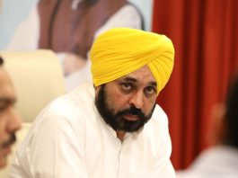 राघव चड्ढा को भगवंत मान की नसीहत, लोकसभा का किस्सा सुनाकर कहा, पार्टी का फैसला सबसे ऊपर… राघव चड्ढा को भगवंत मान की नसीहत... (फोटो साभार: फेसबुक)