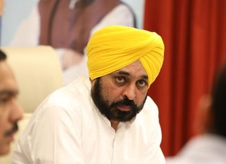 राघव चड्ढा को भगवंत मान की नसीहत, लोकसभा का किस्सा सुनाकर कहा, पार्टी का फैसला सबसे ऊपर… राघव चड्ढा को भगवंत मान की नसीहत... (फोटो साभार: फेसबुक)