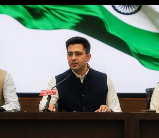 AAP में ऐतिहासिक टूट: राघव चड्ढा ने थामा BJP का दामन राघव चड्ढा ने थामा भाजपा का दामन। दो-तिहाई सांसदों के साथ बगावत कर बदला दिल्ली का समीकरण...Photo : Tehelka bureau