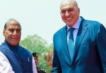 समंदर से आसमान तक ‘India-Italy’ साथ: रक्षा औद्योगिक ढांचे को करेंगे मजबूत! नयी दिल्ली : एक-दूसरे का अभिभवदन करते इटली के रक्षा मंत्री गुइडो क्रोसेट्टो और रक्षा मंत्री राजनाथ सिंह।(Photo Credit : ANI)