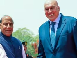 समंदर से आसमान तक ‘India-Italy’ साथ: रक्षा औद्योगिक ढांचे को करेंगे मजबूत नयी दिल्ली : एक-दूसरे का अभिभवदन करते इटली के रक्षा मंत्री गुइडो क्रोसेट्टो और रक्षा मंत्री राजनाथ सिंह।(Photo Credit : ANI)