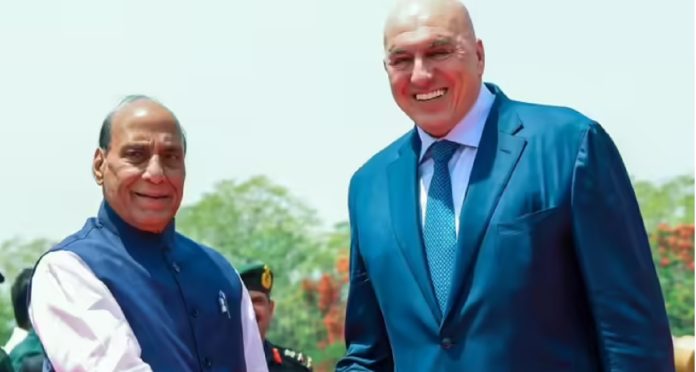 नयी दिल्ली : एक-दूसरे का अभिभवदन करते इटली के रक्षा मंत्री गुइडो क्रोसेट्टो और रक्षा मंत्री राजनाथ सिंह।(Photo Credit : ANI)