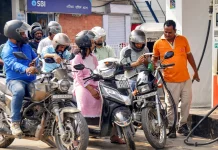 पेट्रोल-डीजल पर बड़ा अपडेट, कीमत बढ़ाने की खबर निकली अफवाह! पेट्रोल-डीजल पर बड़ा अपडेट... | Photo Source: हिन्दुस्तान