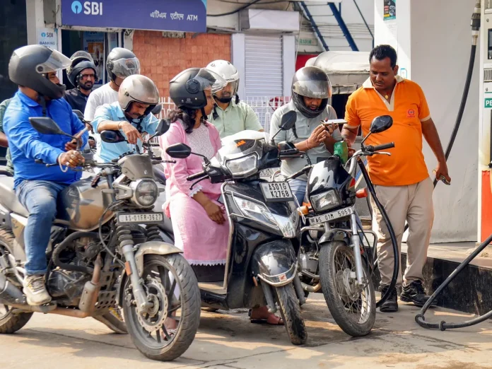 पेट्रोल-डीजल पर बड़ा अपडेट... | Photo Source: हिन्दुस्तान